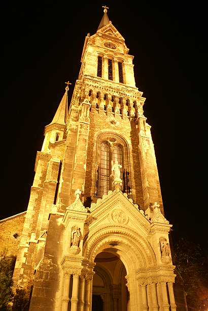 istock Night-lit church in Budapest 89098544