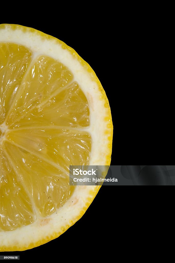 La moitié de citron sur noir - Photo de Citron libre de droits