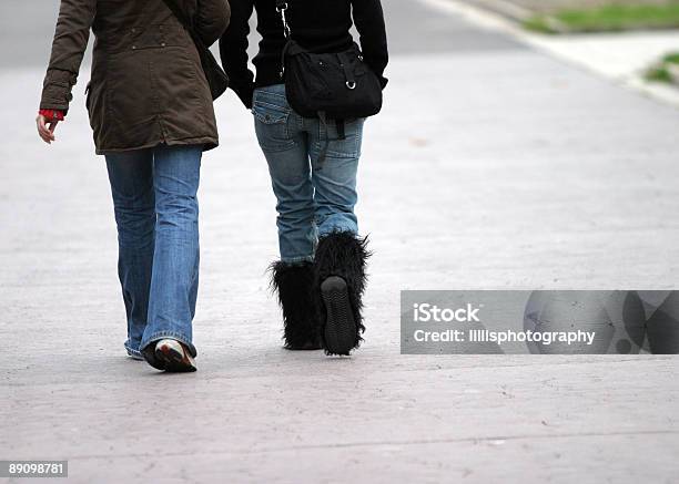 Namoradas Andar Strolling Em Um Parque - Fotografias de stock e mais imagens de Adolescente - Adolescente, Adulto, Amizade