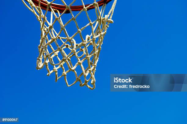 Foto de Meta De Basquete Na Quadra De Basquete e mais fotos de stock de Cesta de Basquete - Cesta de Basquete, Exterior, Plano de Fundo