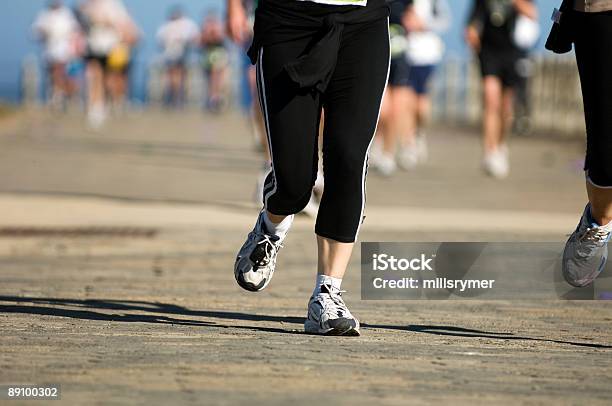 Runner À Frente Da Embalagem - Fotografias de stock e mais imagens de Aeróbica - Aeróbica, Andar Depressa, Atletismo