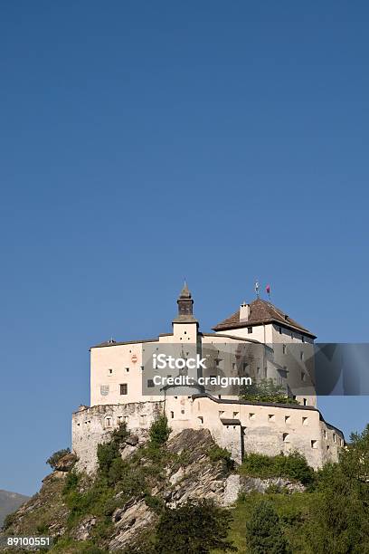 Castelo Tarasp - Fotografias de stock e mais imagens de Alpes Europeus - Alpes Europeus, Alpes de Engadine, Ao Ar Livre