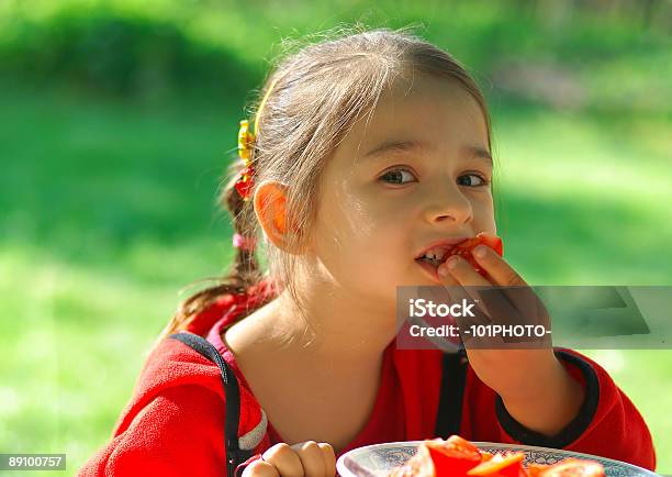 Девушка Закуски Томатный — стоковые фотографии и другие картинки Ребёнок - Ребёнок, Томат - Овощ, Вегетарианское питание