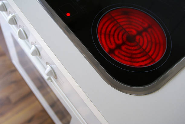 hotplate detalhadas sobre um fogão - stove ceramic burner electricity - fotografias e filmes do acervo