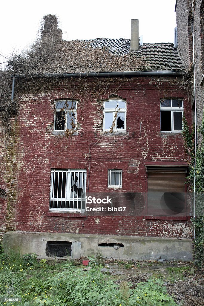 red house en ruina - Foto de stock de Abandonado libre de derechos