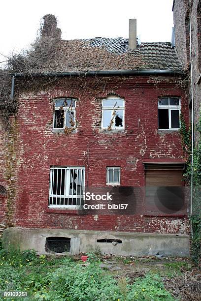 Red House En Ruina Foto de stock y más banco de imágenes de Abandonado - Abandonado, Casa, Ciudad muerta