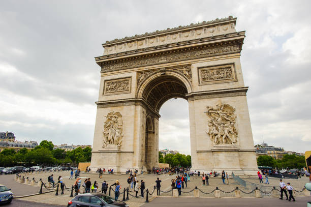 arquitectura de parís, francia - column gate classical greek roof fotografías e imágenes de stock