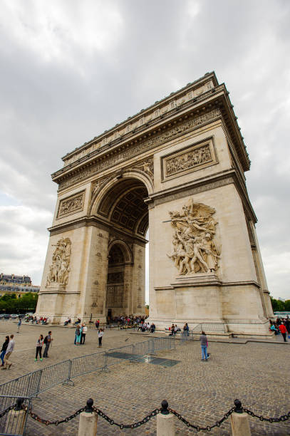 arquitectura de parís, francia - column gate classical greek roof fotografías e imágenes de stock