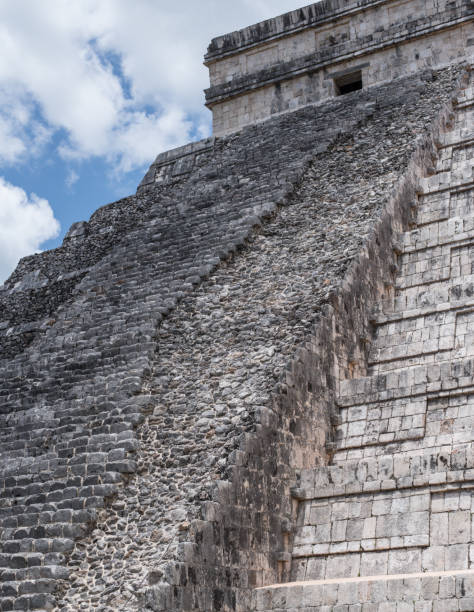 passos sobre a chichen itza pirâmide el castillo pirâmide (kukulkan) ruínas maias - chichen itza mayan mexico steps - fotografias e filmes do acervo