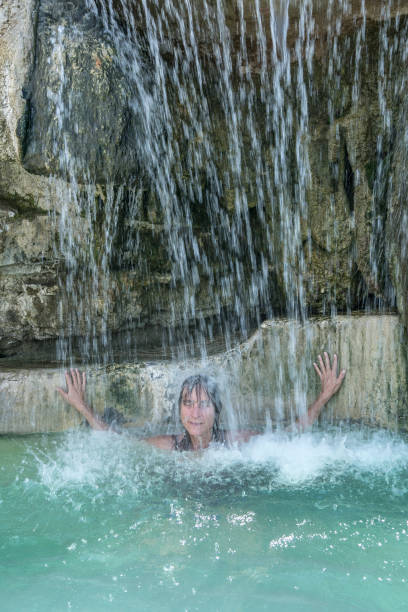 alegría de cascada caliente - waterfall zen like women meditating fotografías e imágenes de stock