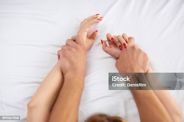 Manos De Pareja En La Cama Foto de stock y más banco de imágenes de Sexo y reproducción - Sexo y reproducción, Temas sexuales, Comportamiento sexual humano