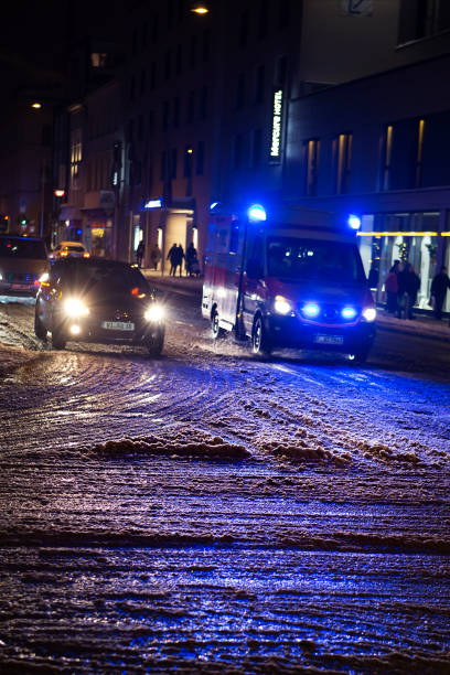 voiture d’ambulance d’urgence sur la rue couverte de neige - ambulance healthcare and medicine germany car photos et images de collection