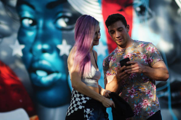 visitatori di wynwood durante art basel miami - art basel miami beach immagine foto e immagini stock