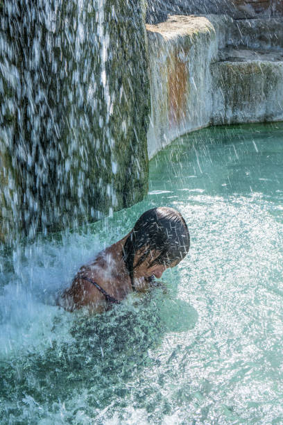 massaggio a cascata caldo - waterfall zen like women meditating foto e immagini stock