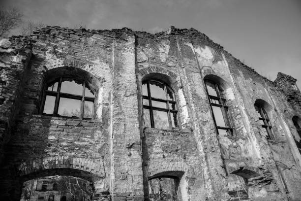 istock Old ruined brick building, destroyed and abandoned place. 891089586