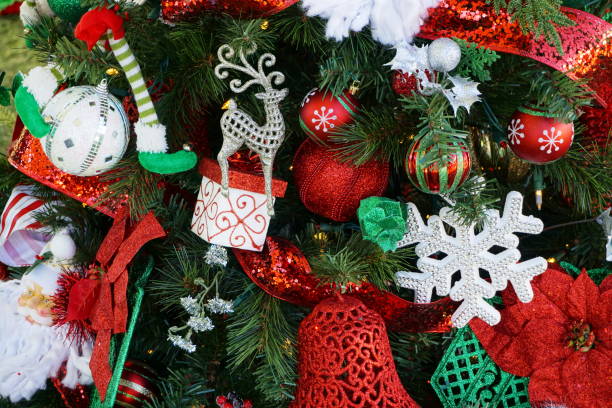 традиционно украшенная елка - reindeer christmas decoration gold photography стоковые фото и изображения