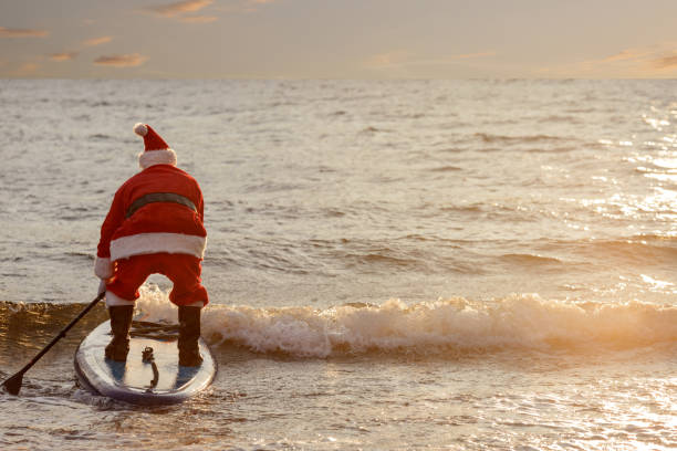 santa na pokładzie sup - people behavior smiling mode of transport zdjęcia i obrazy z banku zdjęć