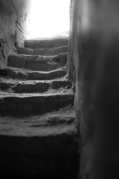 caminho até desgastados escadas de pedra, levando a luz no fim do túnel - spirituality light tunnel light at the end of the tunnel - fotografias e filmes do acervo