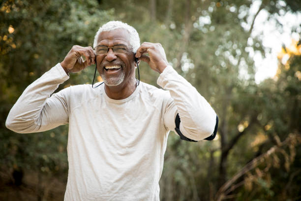 senior homme afro-américain casque music - black forest audio photos et images de collection