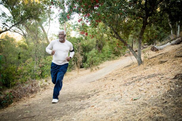 senior homme afro-américain jogging - black forest audio photos et images de collection