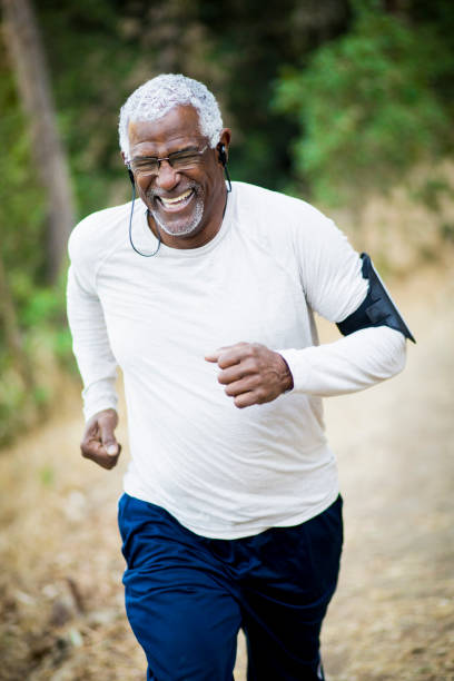 senior homme afro-américain jogging - black forest audio photos et images de collection