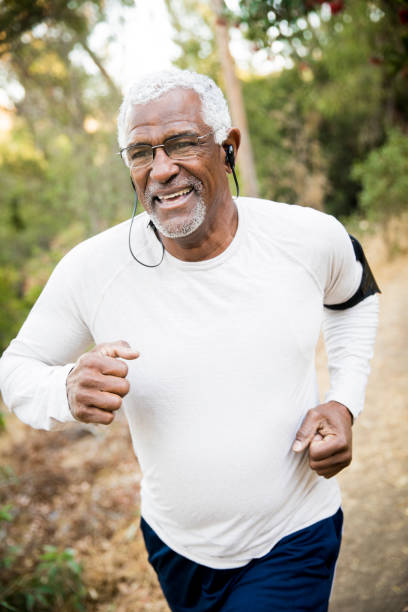 senior homme afro-américain jogging - black forest audio photos et images de collection