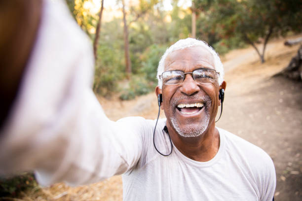 senior homme afro-américain qui prenait un selfie - black forest audio photos et images de collection