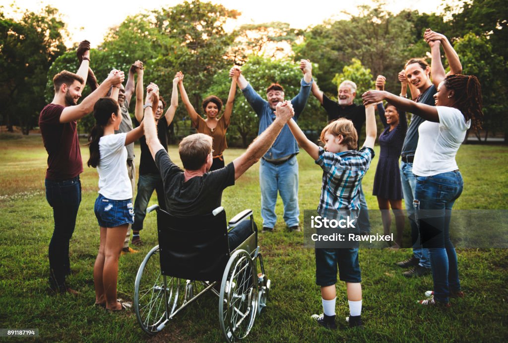 Group of people holding hand together in the park - Royalty-free Comunidade Foto de stock