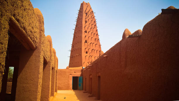 vista exterior a la gran mezquita de agadez, niger - niger fotografías e imágenes de stock