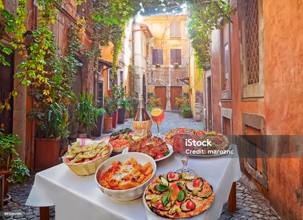 義大利面, 比薩餅和自製食物安排在餐館羅馬 - 免版稅義大利圖庫照片