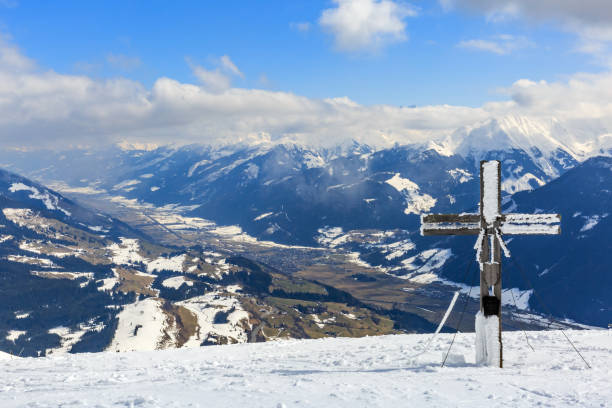 winterlandschaft in den alpen - eastern europe mountain range mountain village stock-fotos und bilder