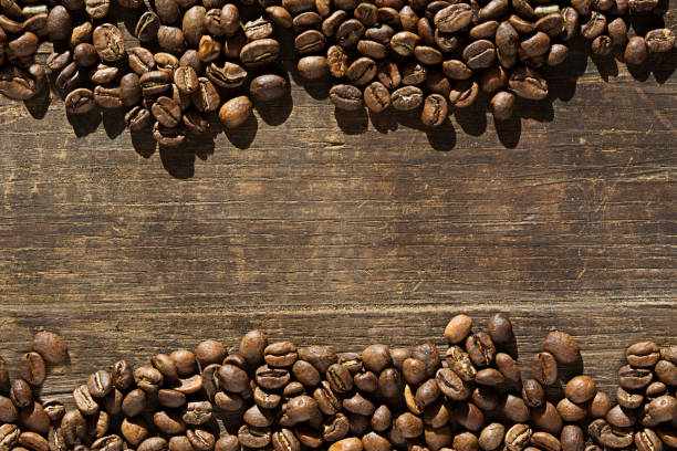 grãos de café - coffee crop bean seed directly above - fotografias e filmes do acervo