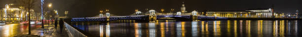 ночная широкая панорама на иллюзорном открытом дворцовом мосту, неве и зданиях на набережной. - illumunated стоковые фото и изображения
