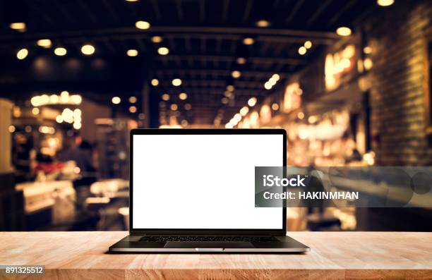 Moderne Computer Laptop Mit Leeren Bildschirm Auf Tabelle Café Shop Stockfoto und mehr Bilder von Laptop