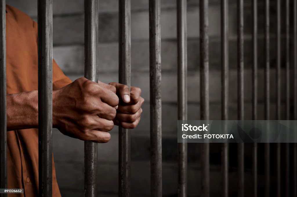 Hombre en la cárcel - Foto de stock de Cárcel libre de derechos