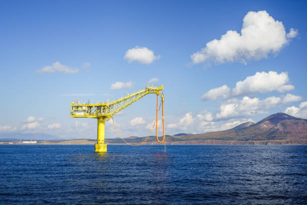 paesaggio che si affaccia sul terminal di carico del greggio, isola di sakhalin, russia - isola di sakhalin foto e immagini stock