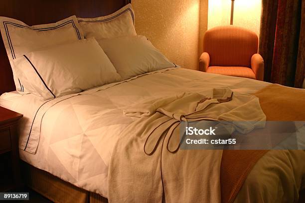 Hotel De Cama Bata De Baño Foto de stock y más banco de imágenes de Albornoz - Albornoz, Almohada, Calor