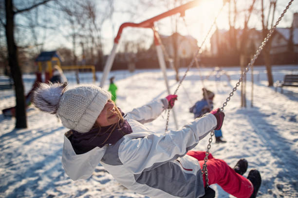 겨울 놀이터에서 노는 아이 들 - playground snow winter little girls 뉴스 사진 이미지