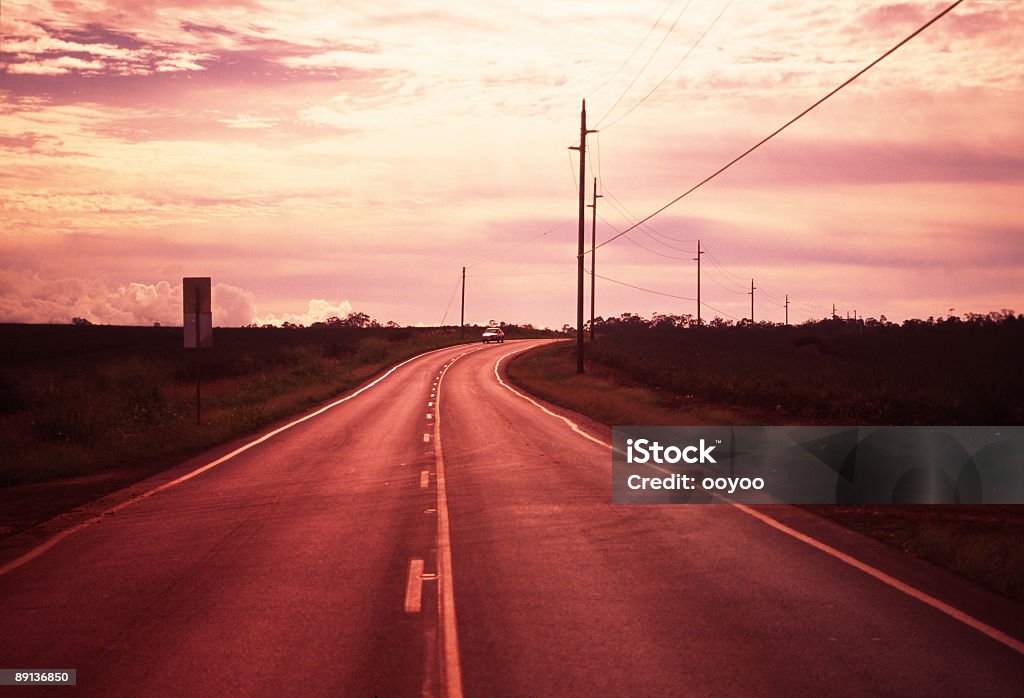 Дорога в вечернее - Стоковые фото Автомобиль роялти-фри