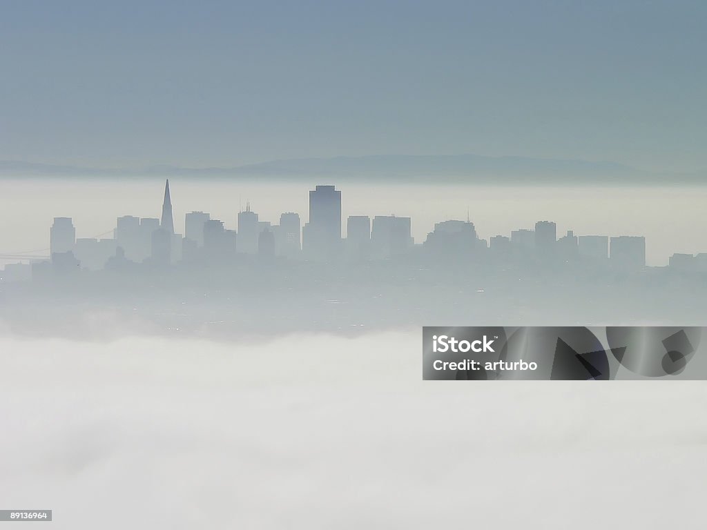 Nebbia città di San Francisco - Foto stock royalty-free di Mistero