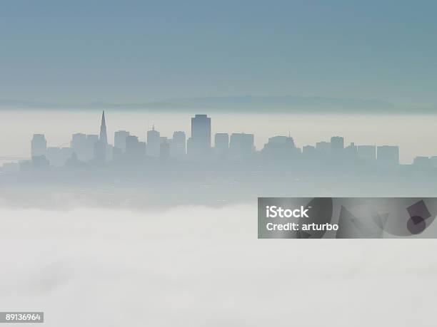 Nebbia Città Di San Francisco - Fotografie stock e altre immagini di Mistero - Mistero, San Francisco - California, Acqua