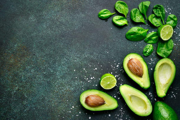 fundo de comida com vegetais verdes: abacate, espinafre e limão - guacamole mexican cuisine avocado food - fotografias e filmes do acervo