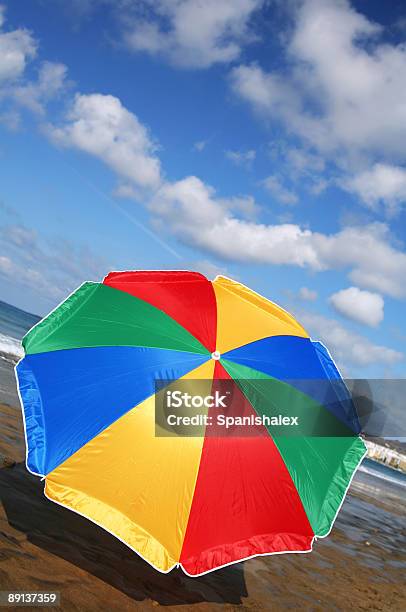 Foto de Rainbow Guardasol e mais fotos de stock de Areia - Areia, Azul, Cena de tranquilidade