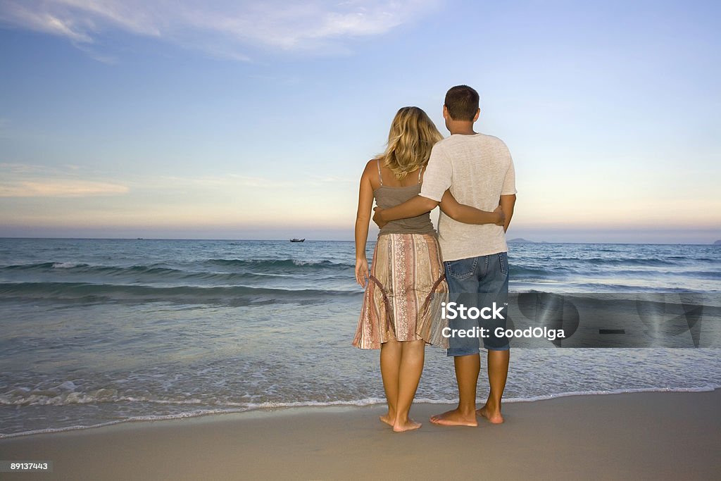 Casal Jovem perto do oceano - Royalty-free Adulto Foto de stock