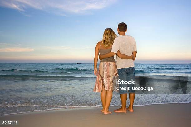 Casal Jovem Perto Do Oceano - Fotografias de stock e mais imagens de Adulto - Adulto, Amor, Andar