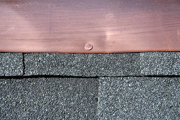 Preto asfalto telhados (shingles com cobre intermitente - fotografia de stock