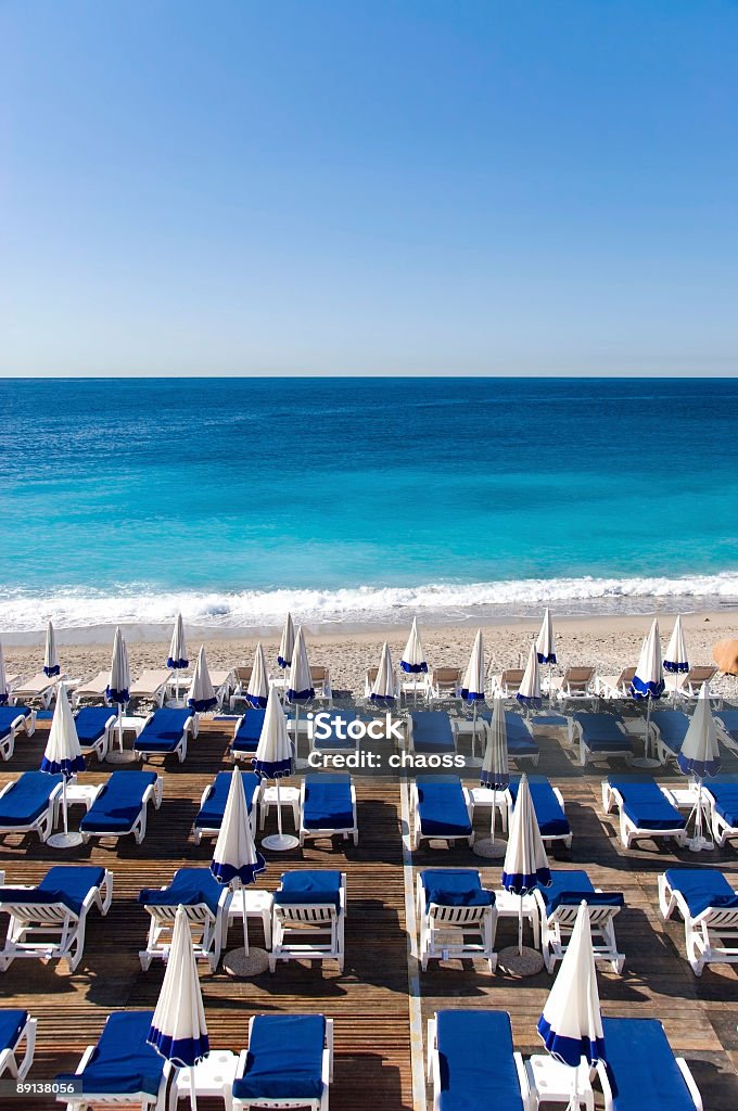 Chiusi ombrelloni sulla spiaggia - Foto stock royalty-free di Frangente