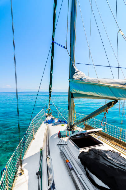 vue de devant un bateau à voile sur la mer. - yacht luxury front view ships bow photos et images de collection