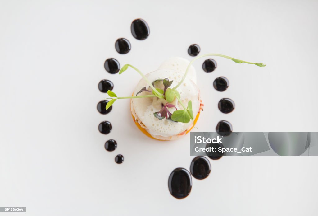 Crevettes d’apéritif haut de gamme haute cuisine gastronomique, poire, potiron avec mousse de beurre - Photo de Haute gastronomie libre de droits