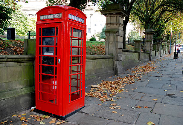 英語電話のブース - pay phone telephone telephone booth red ストックフォトと画像